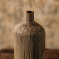Vase à col droit pincé avec rainure brune